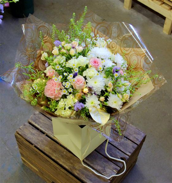 Margaret Raymond Florist Heart of Gold flower arrangement in country style with peach and white